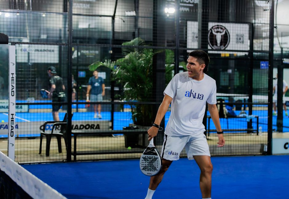 Pemain padel beraksi di lapangan indoor saat pertandingan